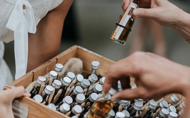 mini garrafinha de bebida para lembrancinha de casamento
