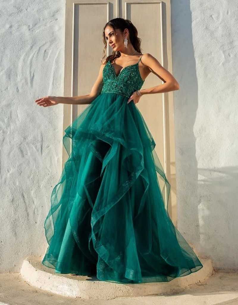 modelo com vestido de festa verde