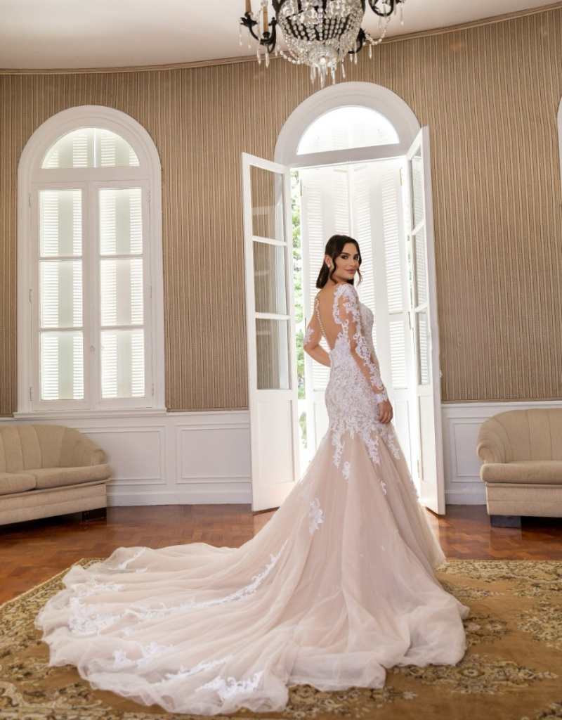 modelo com vestido de noiva rendado