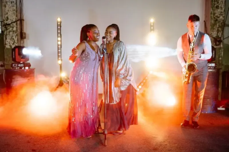 mulheres em banda de casamento