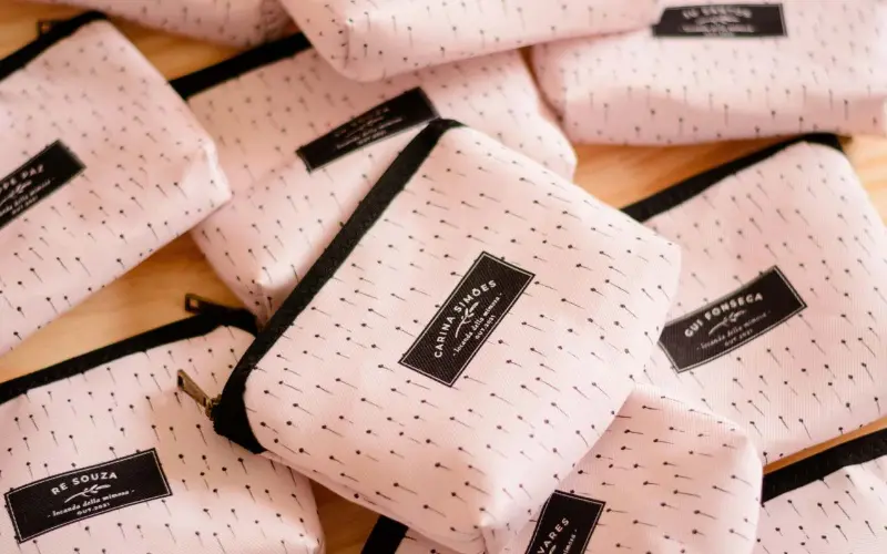 nécessaires personalizadas para lembrancinha de casamento