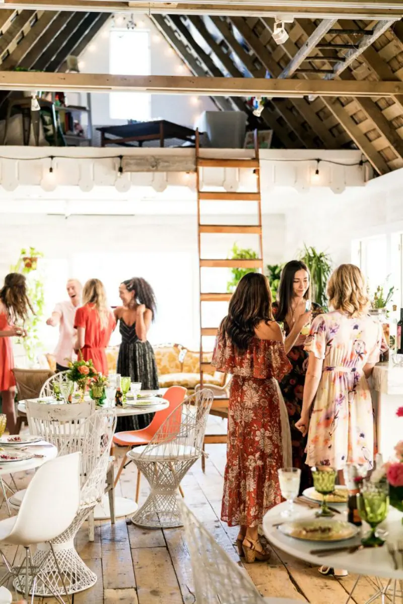 noiva e convidadas em espaço para chá de panela