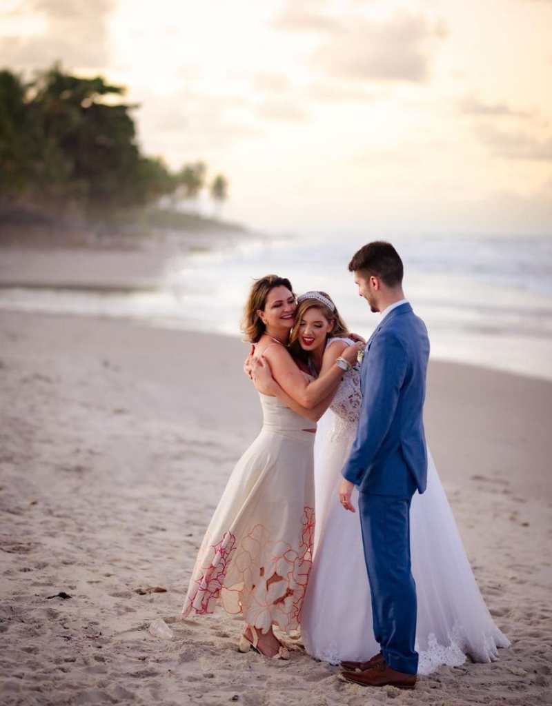 noivos na praia abraçando dona da Guaicui Wedding