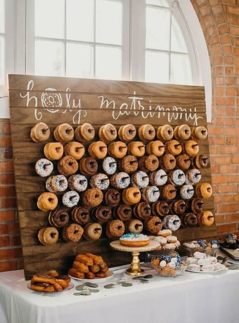 painel de donuts em mesa decoração chá de panela