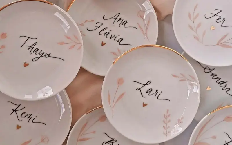 porta joias pintado à mão e personalizado com os nomes das madrinhas de casamento