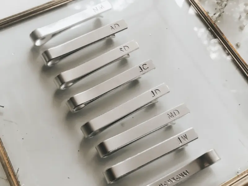 prendedor de gravata personalizado para padrinhos de casamento