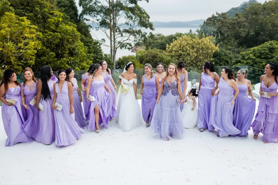 noiva ao lado das madrinhas de casamento
