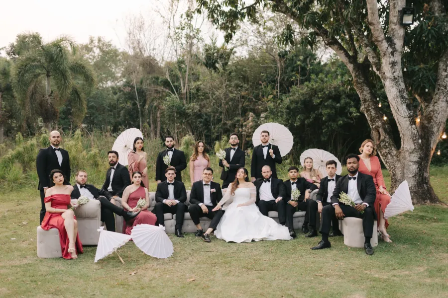 noivos e padrinhos e madrinhas no campo