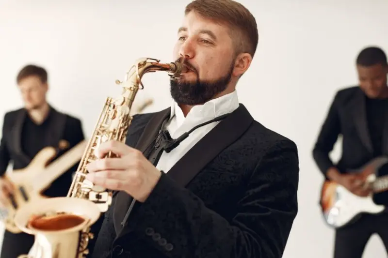 saxofonista com banda em casamento