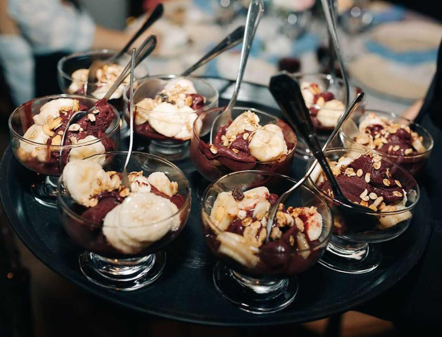 igelas de açaí com banana e granola servidas em taças individuais