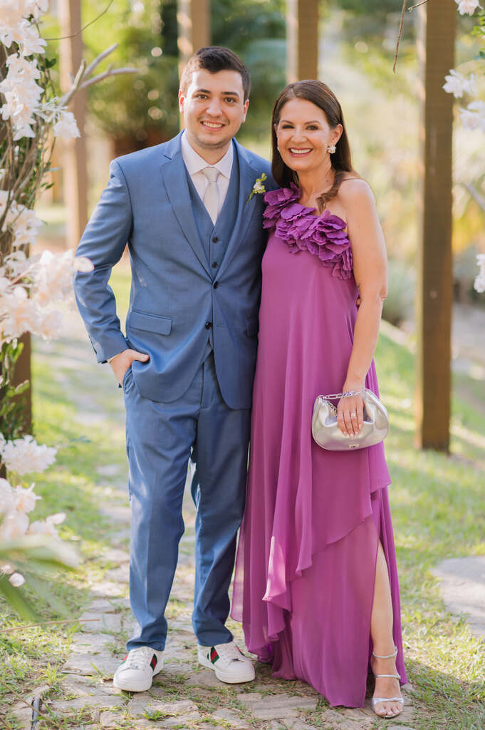 Noivo com sua mãe de vestido roxo e bolsa de mão prata