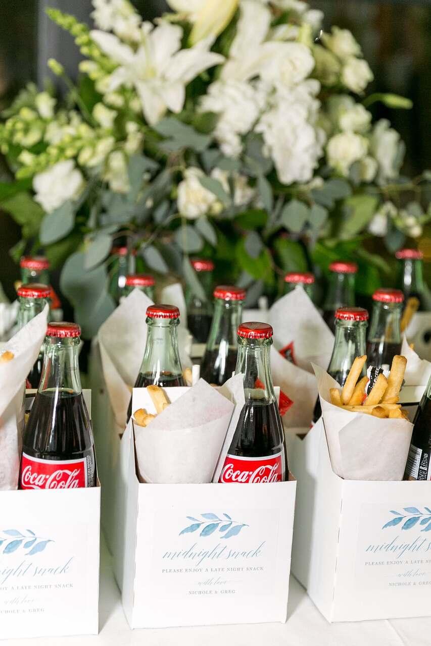 Embalagens personalizadas de Coca-Cola com batatas fritas, oferecidas como lanchinho da madrugada para os convidados do casamento