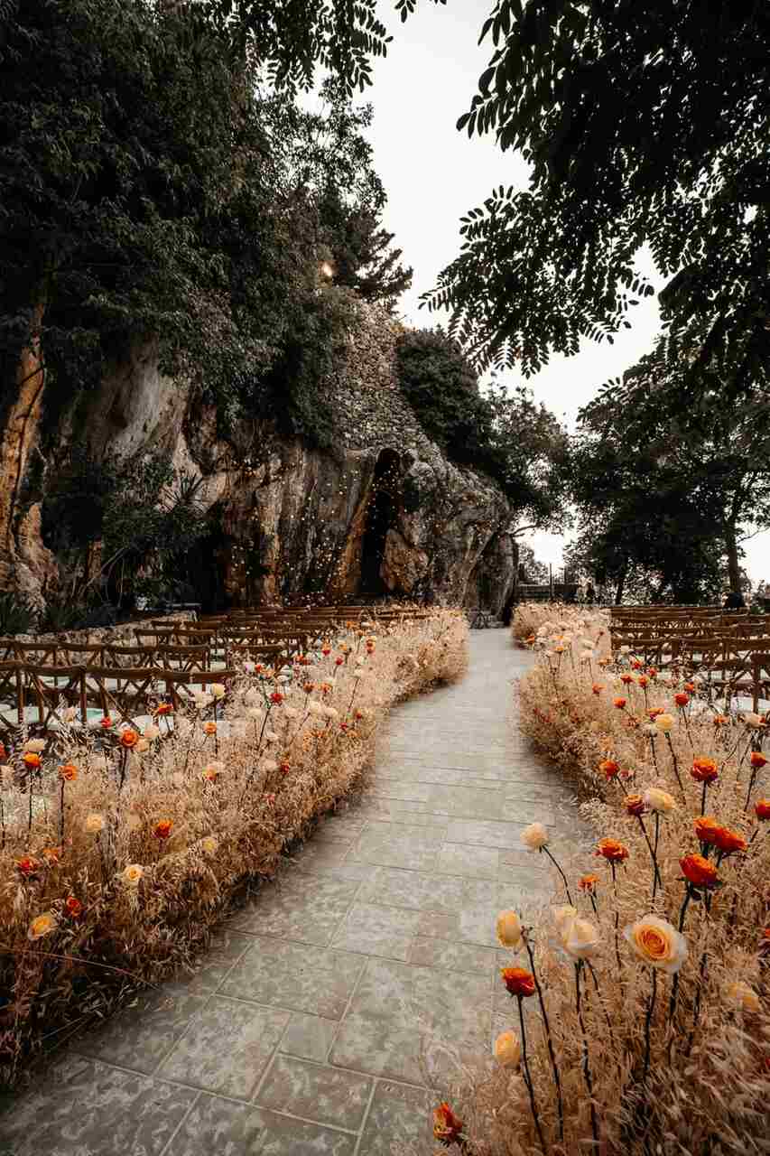 Caminho até o altar com rosas e olhas secas