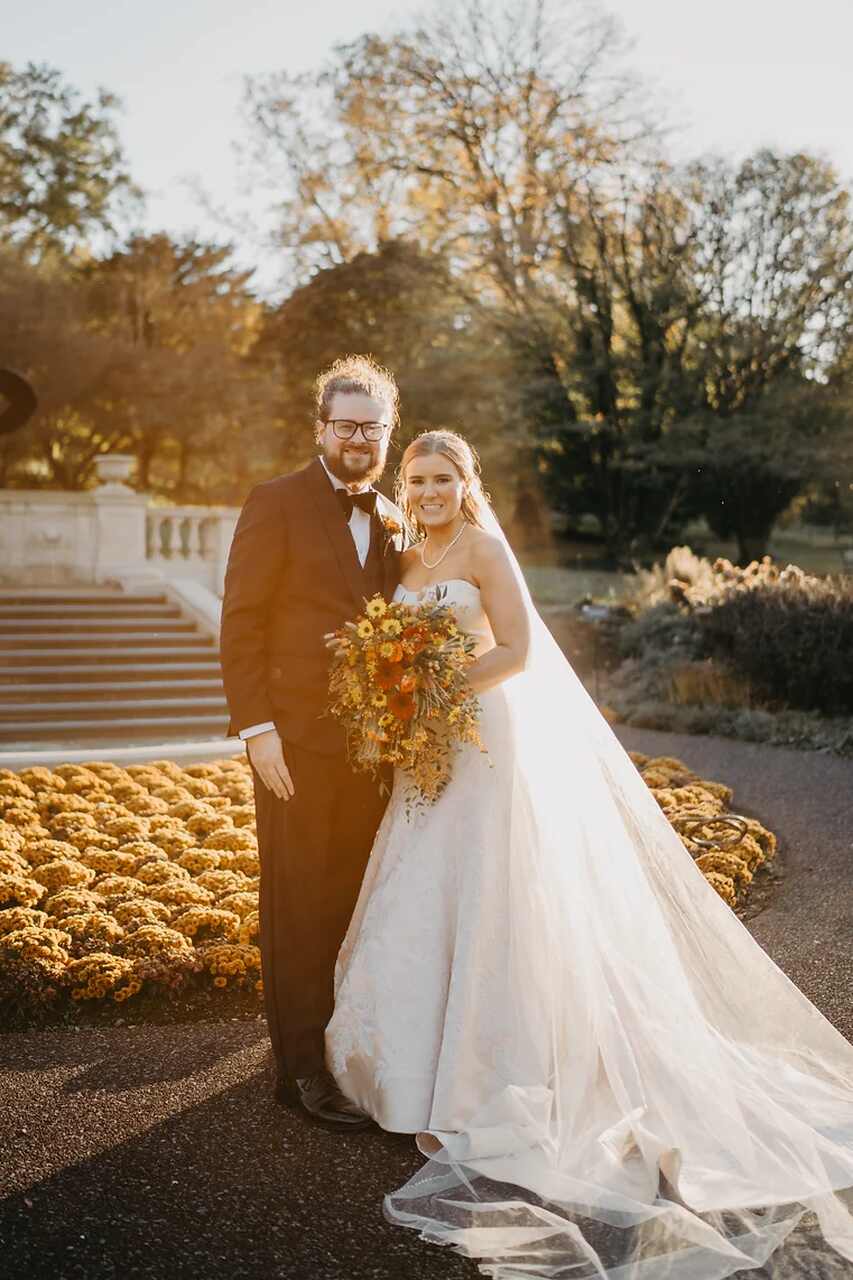 Casal abraçados e posando para a foto