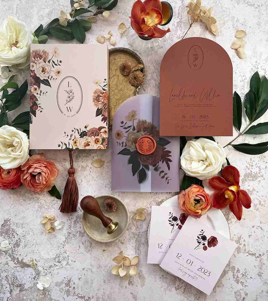 Papelaria de casamento com cores marrom, rosê, bordô e detalhes com flores e folhas