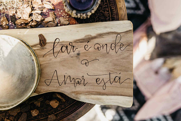 capa post: Placa em madeira escrita Lar é onde o amor está
