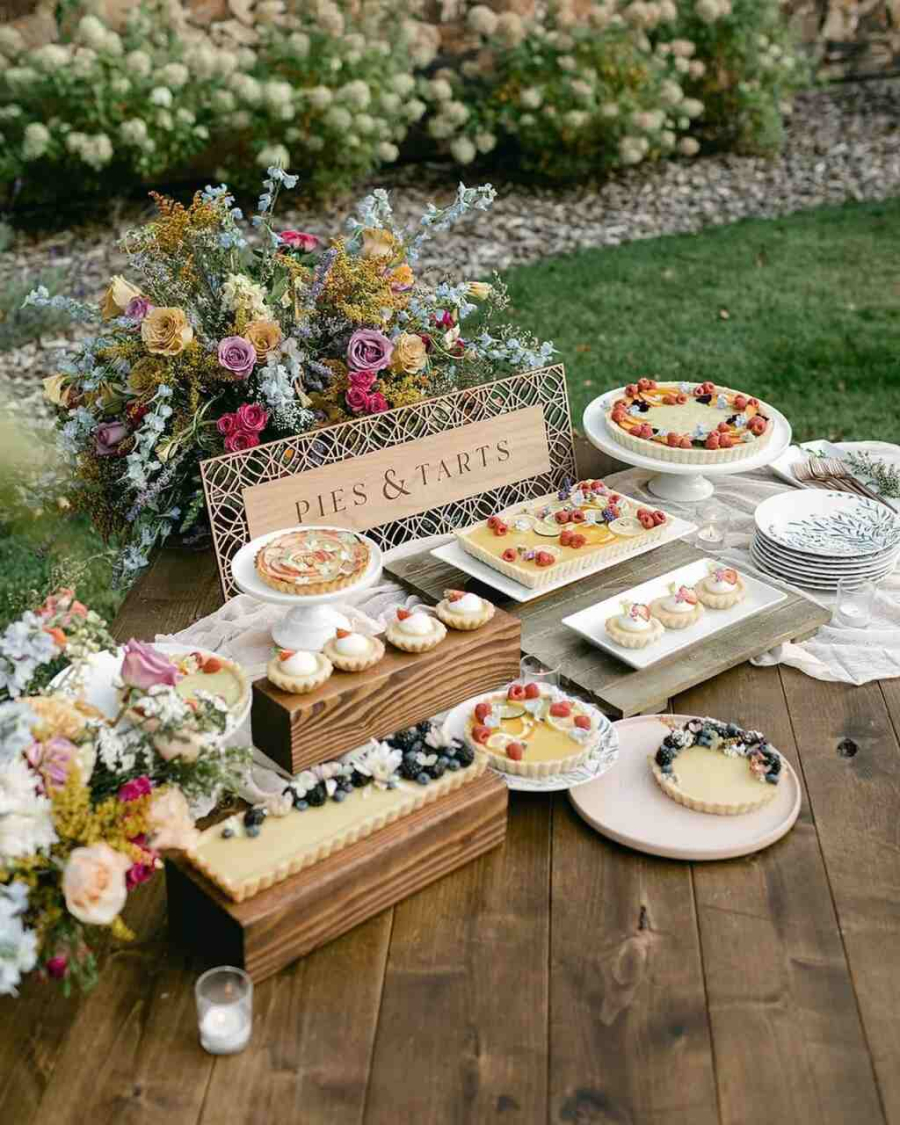 Mesa com diferentes tipos de tortas doces