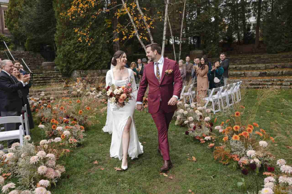 capa post: Saída dos noivos na cerimônia, olhando um para o outro e sorrindo