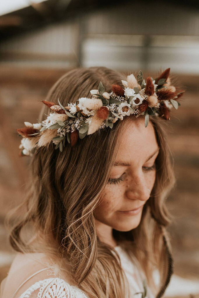 Noiva com coroa de flores na cabeça