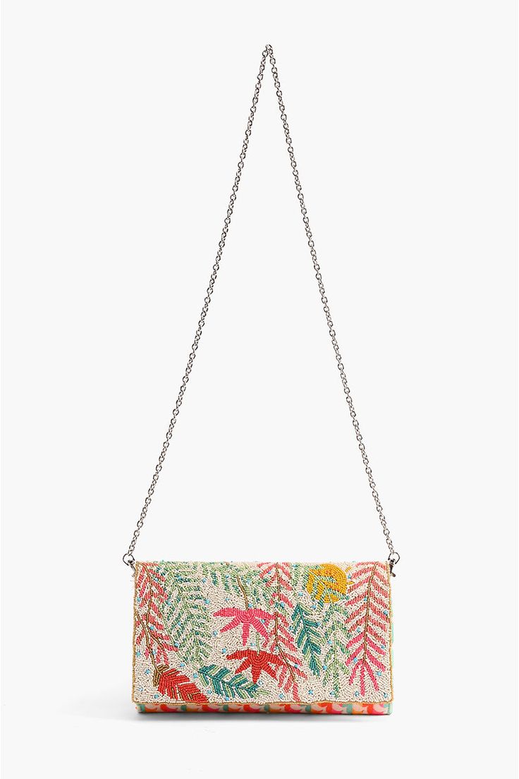 Bolsa de festa com alça de corrente, decorada com bordados florais coloridos em tons de verde, vermelho, amarelo e rosa.