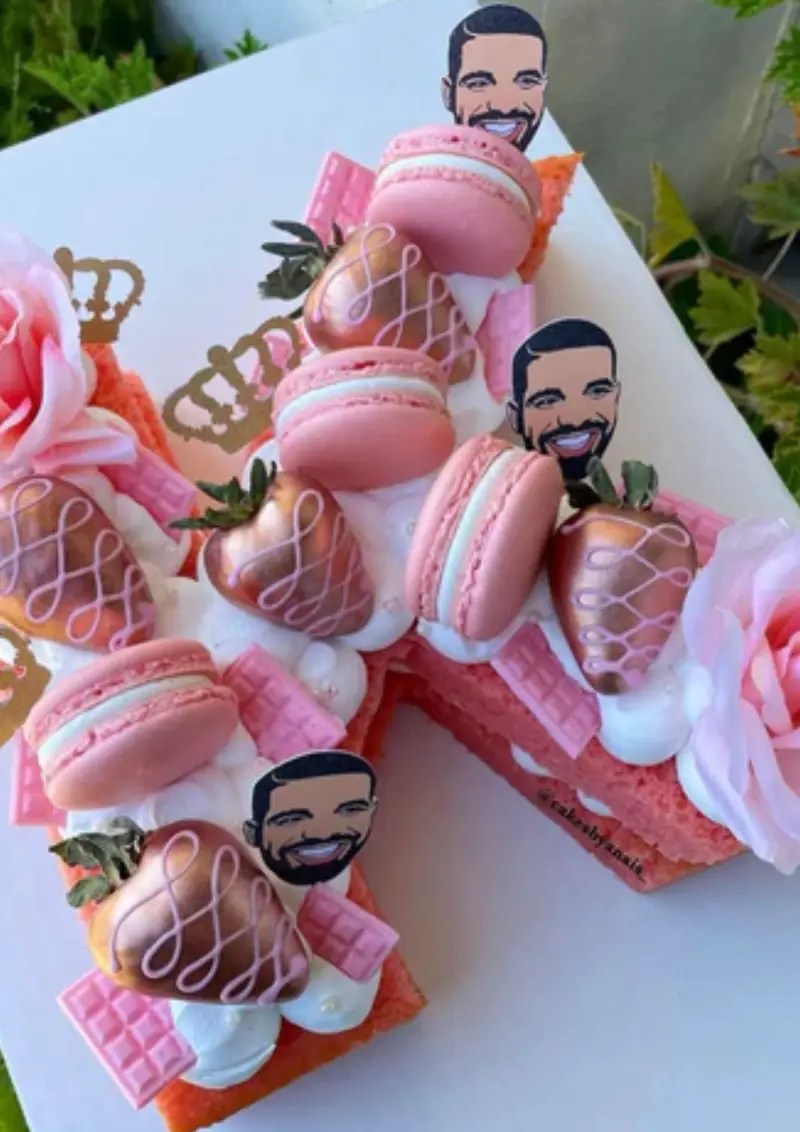 bolo divertido com tags com rosto do noivo