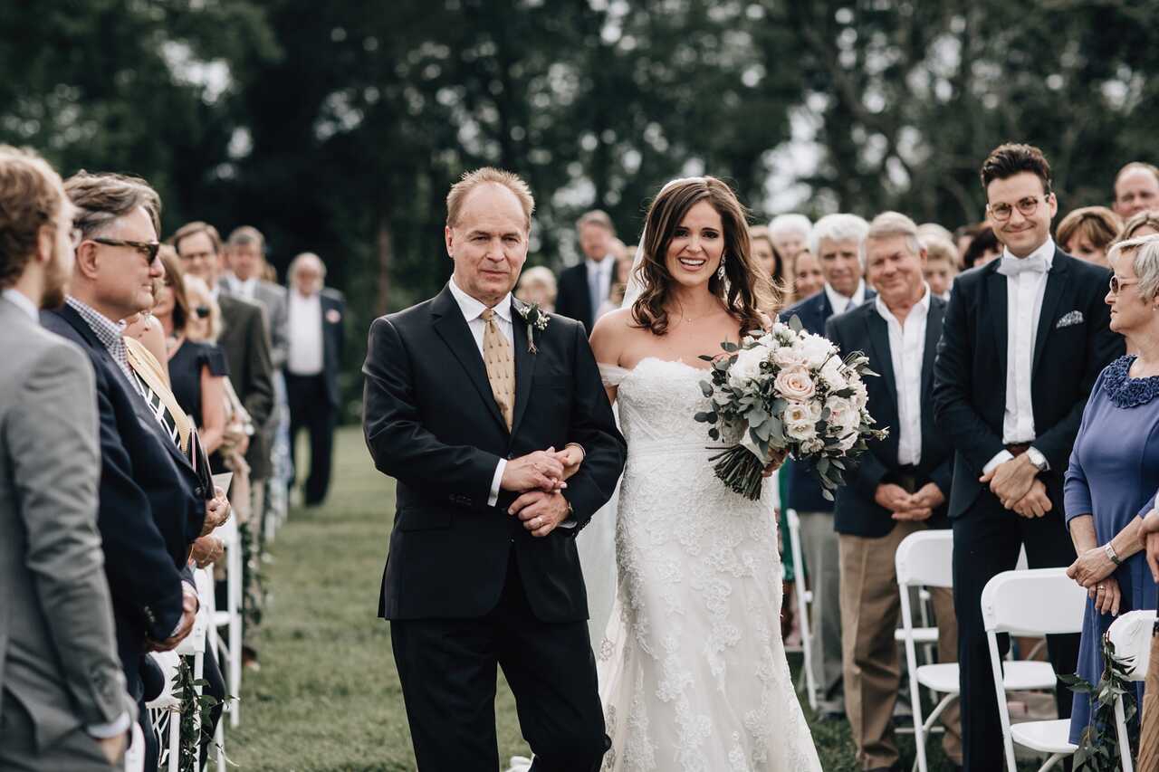 Noiva entrando na cerimônia com o seu pai