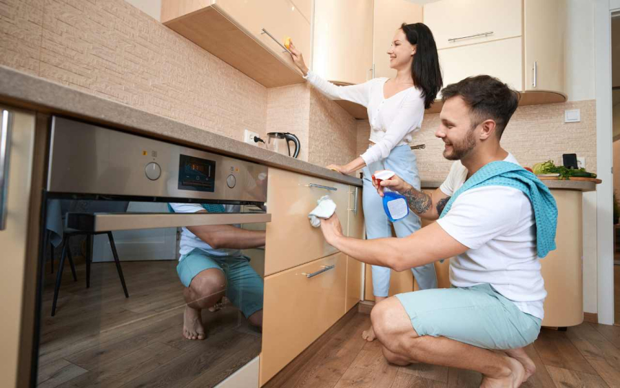 casal limpando o armário da cozinha