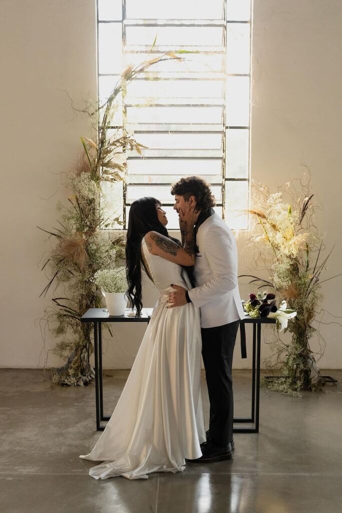 Casamento preto e branco viraliza por esbanjar personalidade