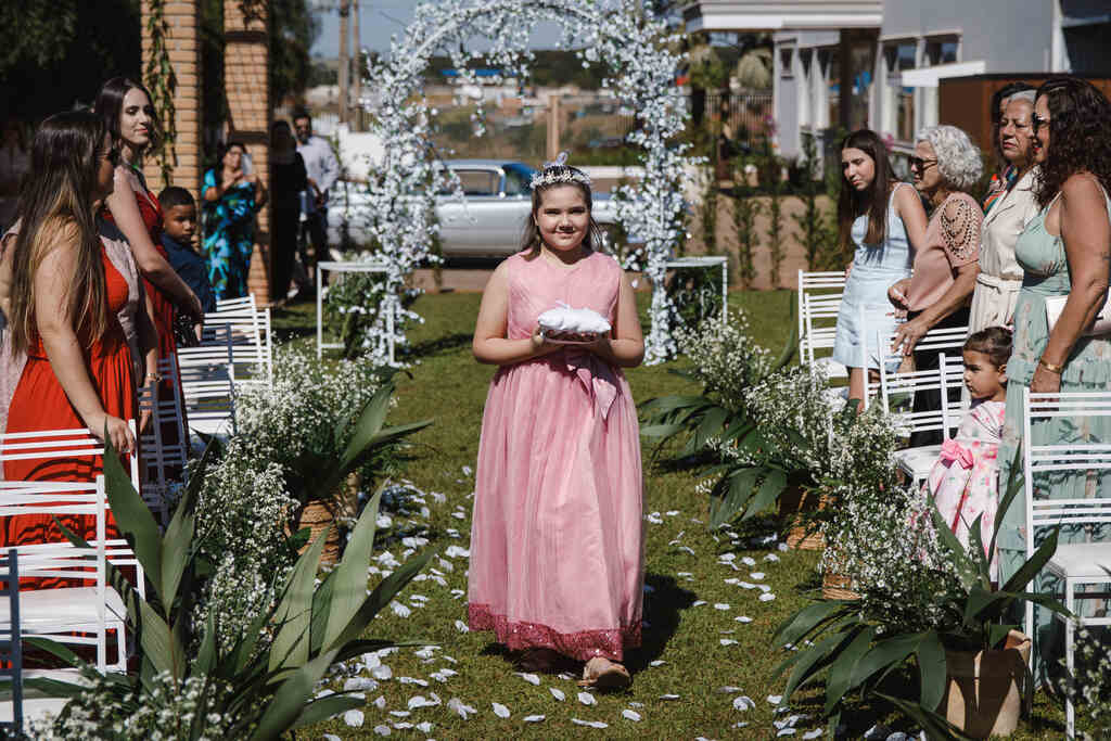 entrada da daminha com vestido rosa