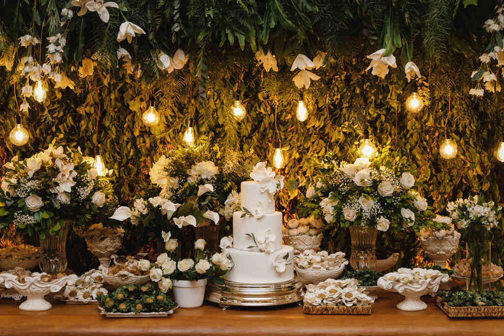 mesa com bolo de casamento