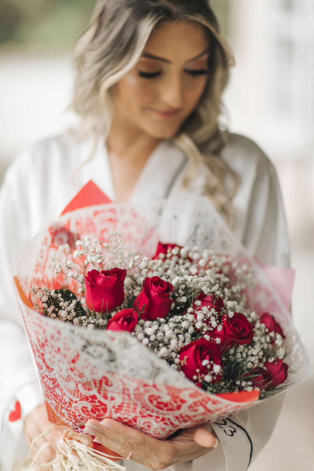 noiva com buquê de rosas vermelhas