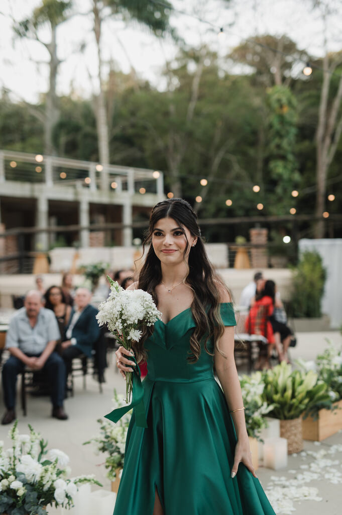 demoiselle com vestido verde e buquê branco