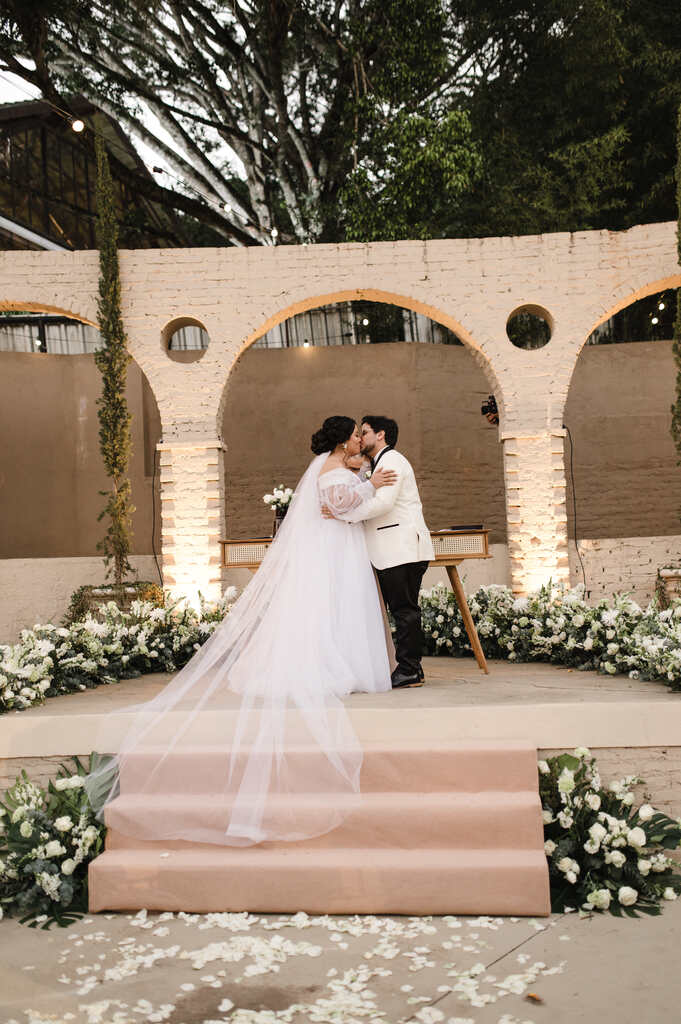 noivos se beijando no altar