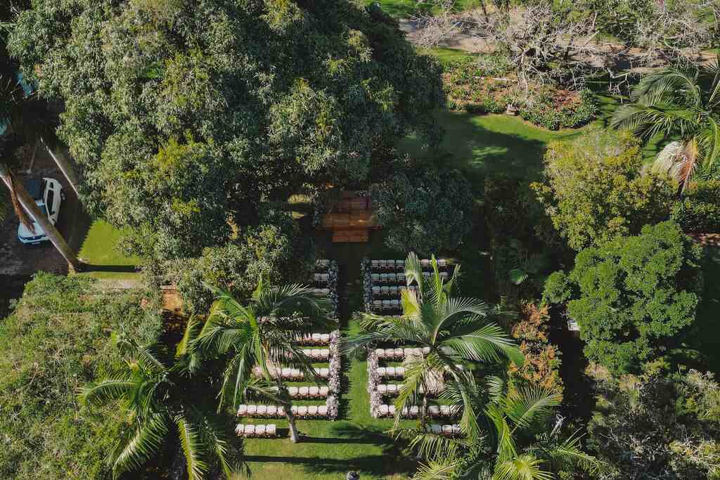 vista de cima de espaço para casamento no campo