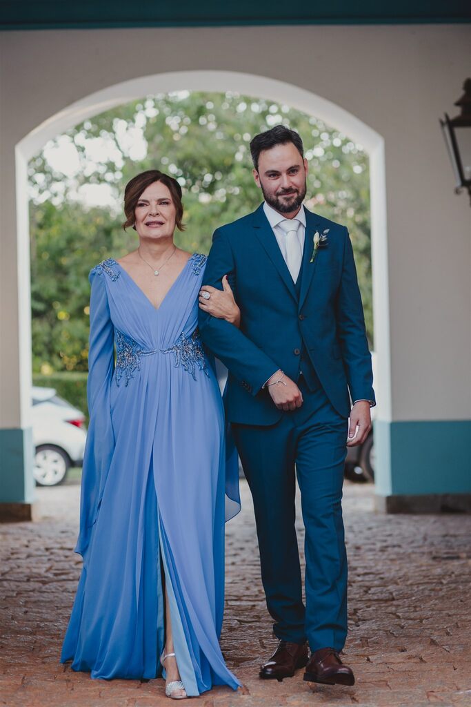 entrada do noivo ao lado da mãe com vestido azul