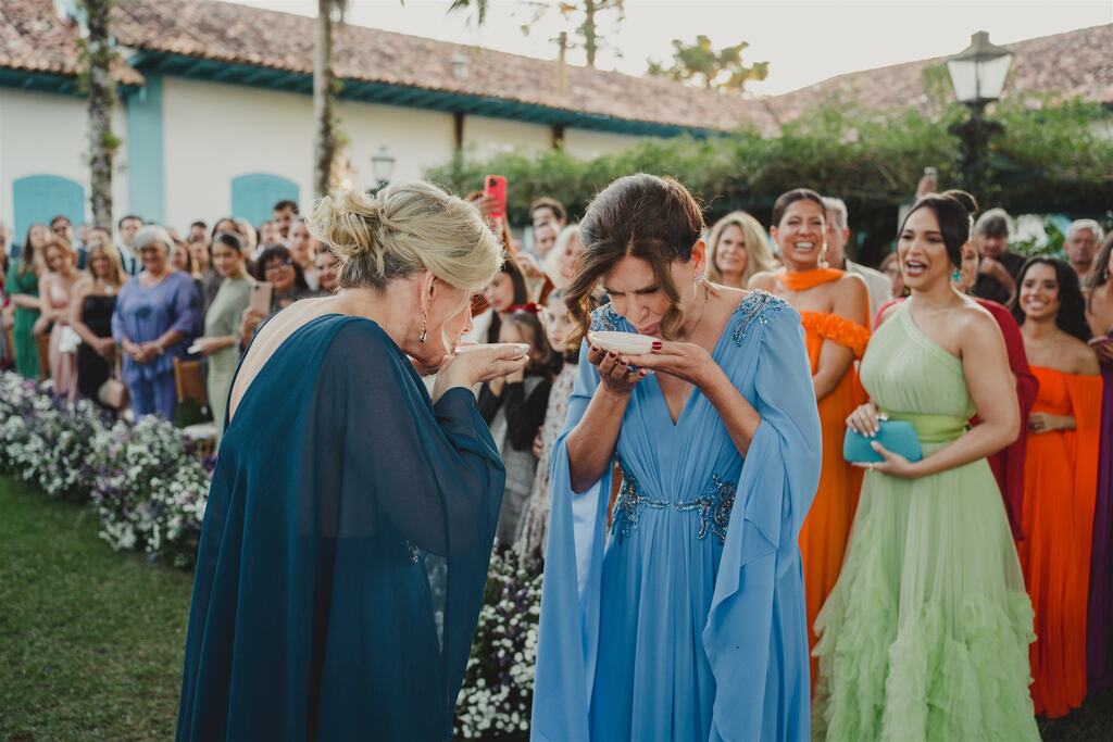 mães levando alianças