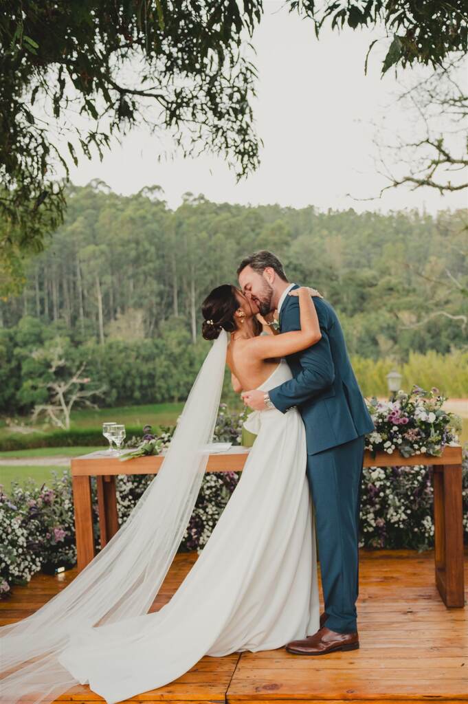 noivos se beijando no casamento