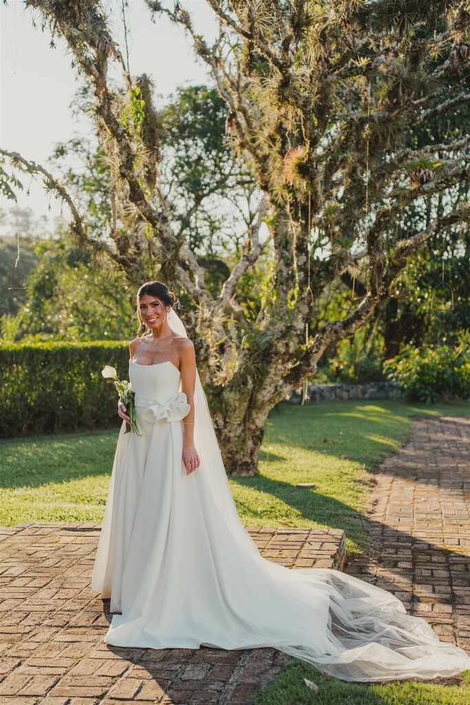 mulher com vestido de noiva minimalista