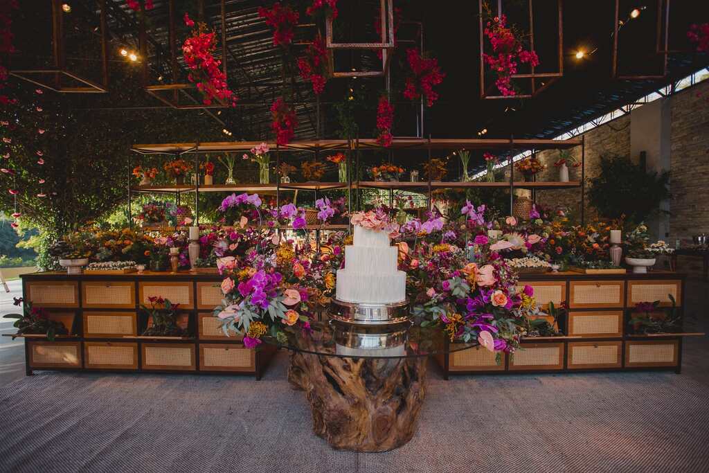 mesa do bolo com flores coloridas