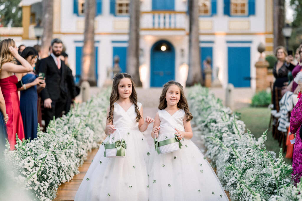 entrada das daminhas com vestidos com bordados verdes