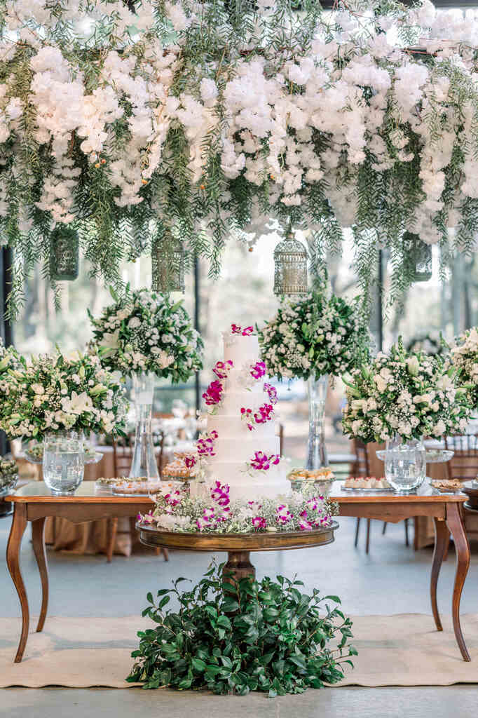 bolo de casamento branco com flores rosas