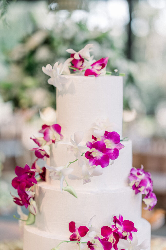 bolo de casamento branco com flores rosas