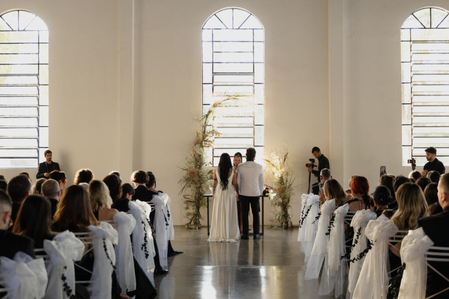 Casamento preto e branco viraliza por esbanjar personalidade