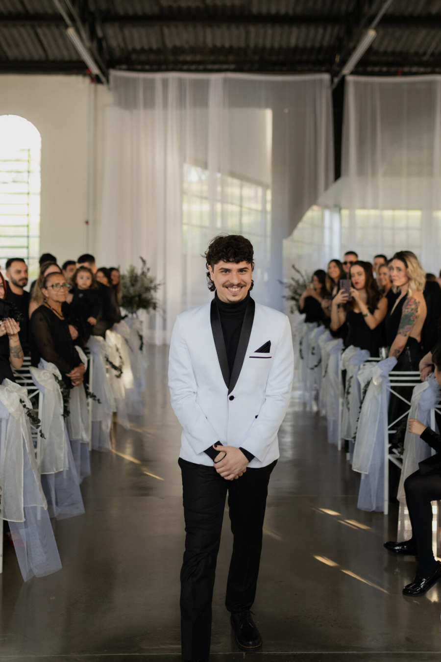 Casamento preto e branco viraliza por esbanjar personalidade