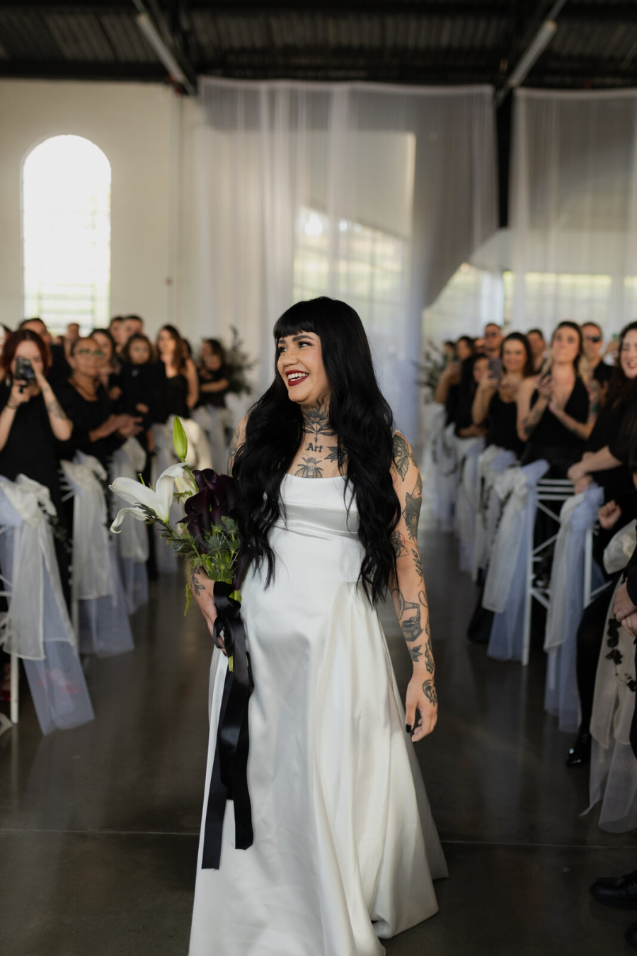 Casamento preto e branco viraliza por esbanjar personalidade