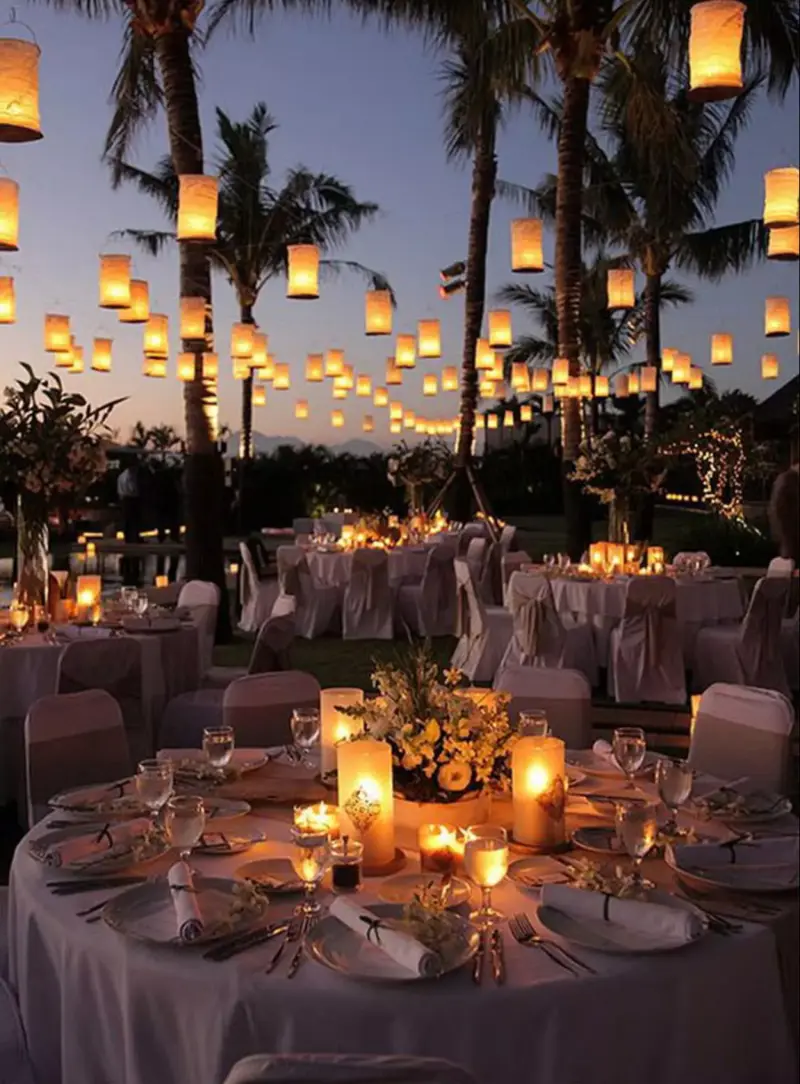 casamento na praia com luzes suspensas