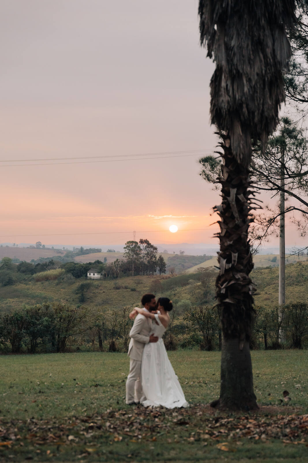 noivos se beijando ao por do sol