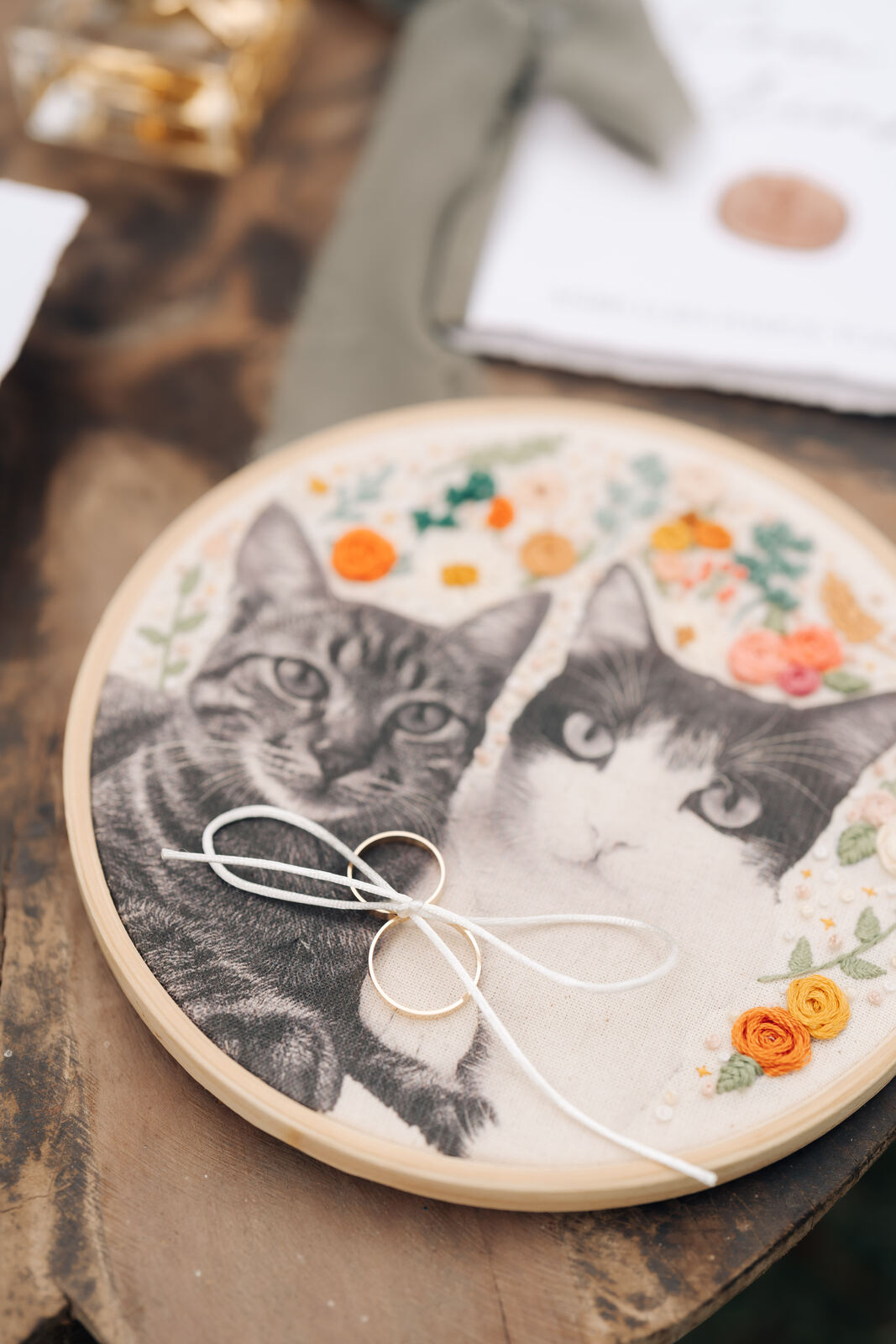 porta aliança bordado de gatos bordado com flores