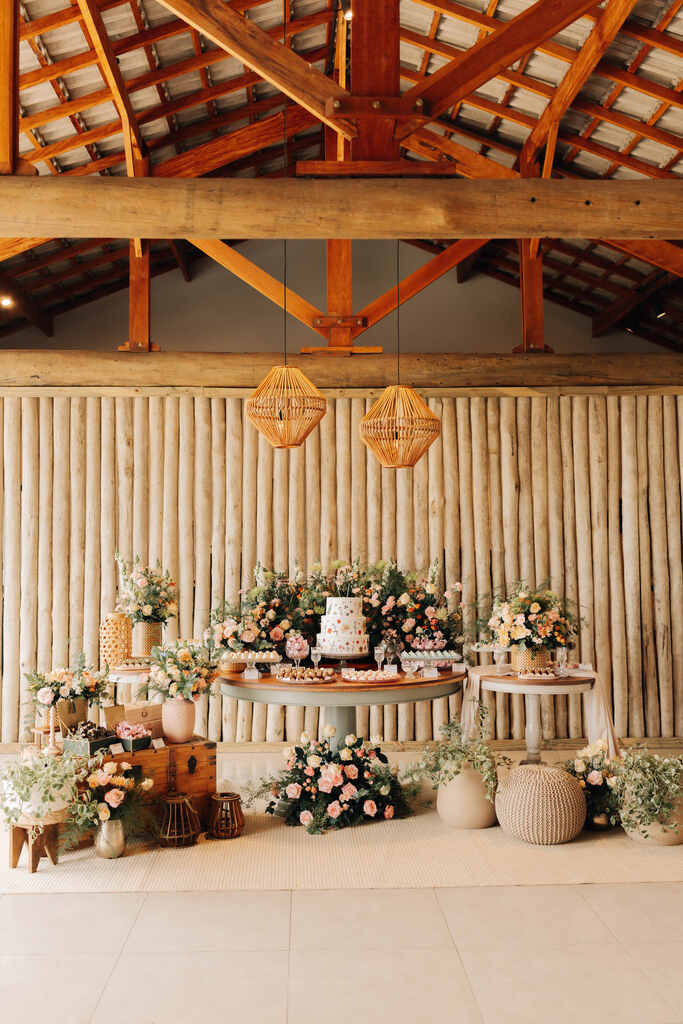 mesa do bolo de casamento simples e romântica