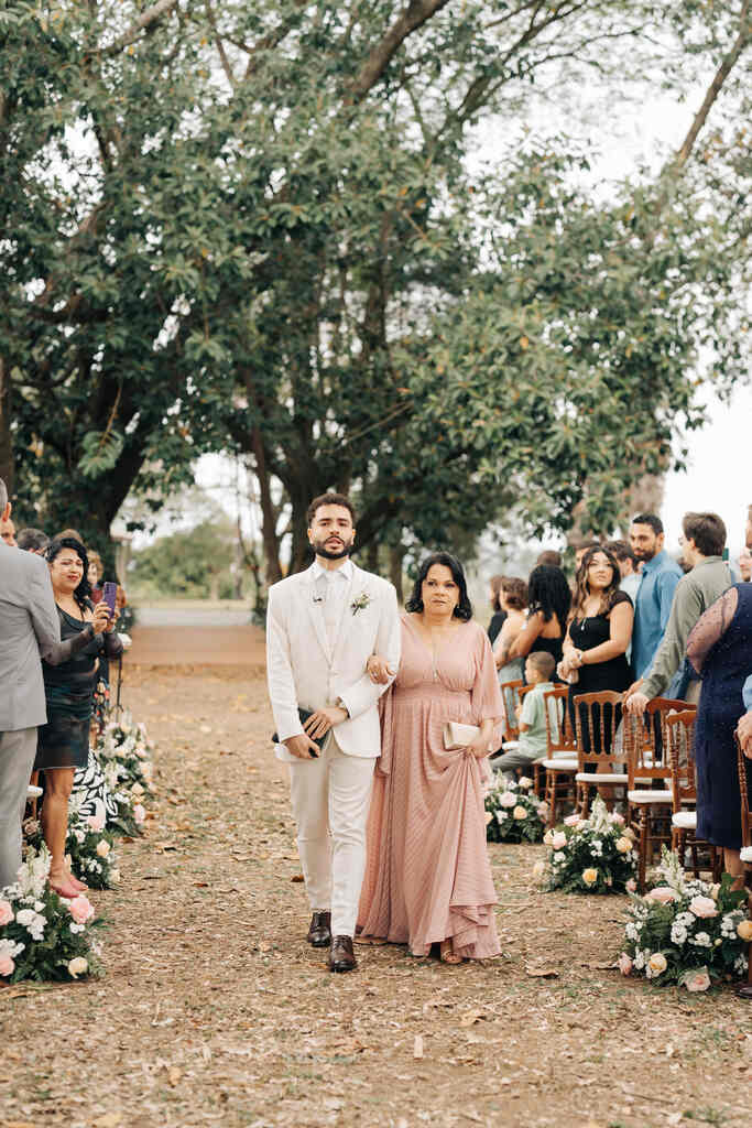 entarda do noivo com mãe de vestido rose